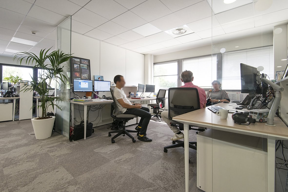3 personne discutant dans un espace de travail
