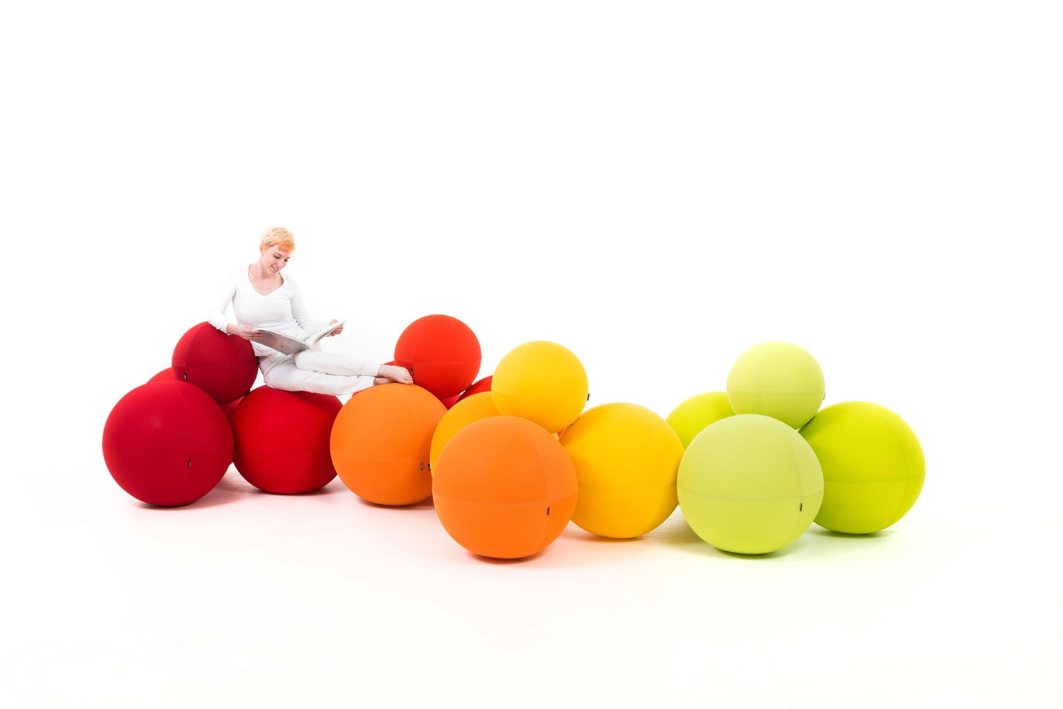 femme assise sur un mobilier design