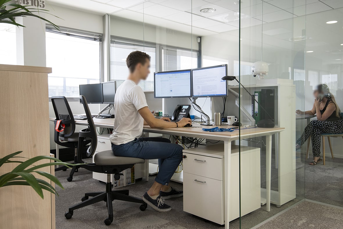 employé travaillant derriere un bureau