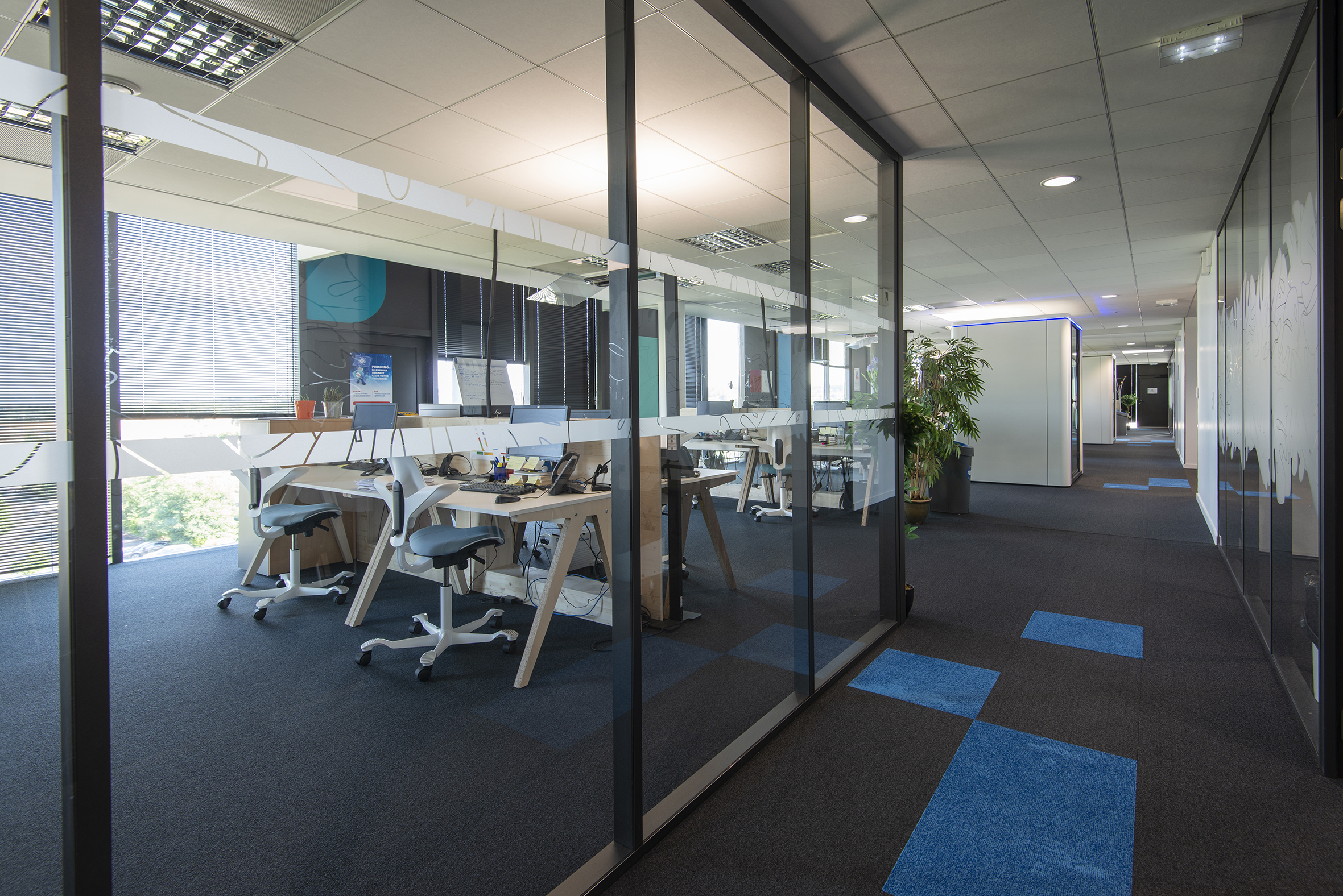espace de travail derrière des vitres